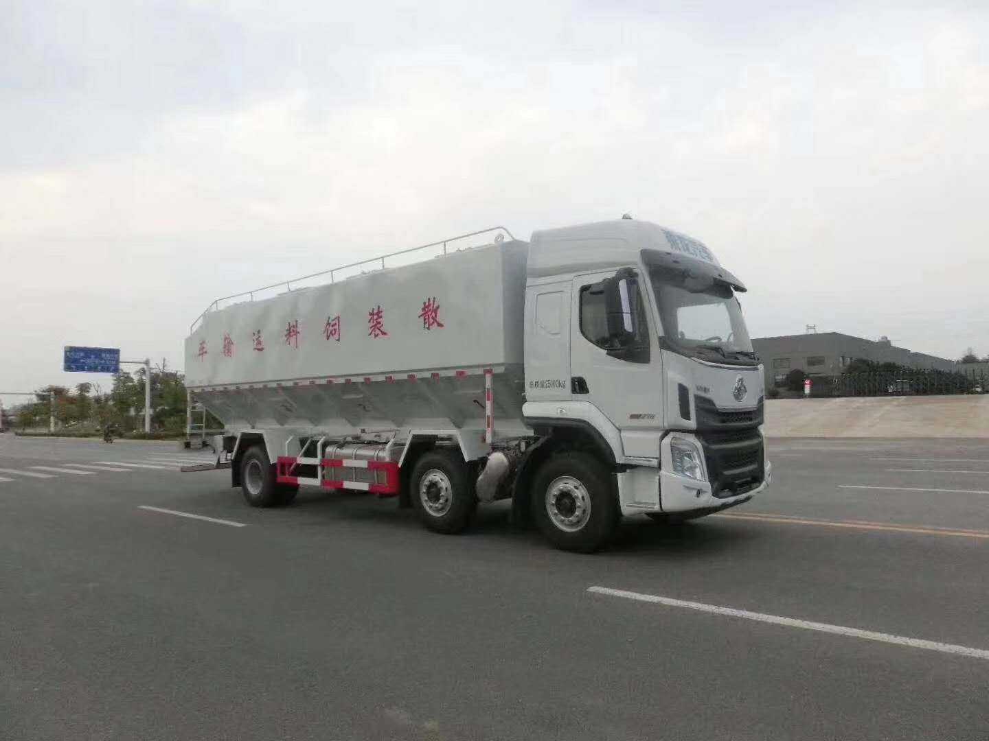 國六東風柳汽小三軸散裝飼料運輸車